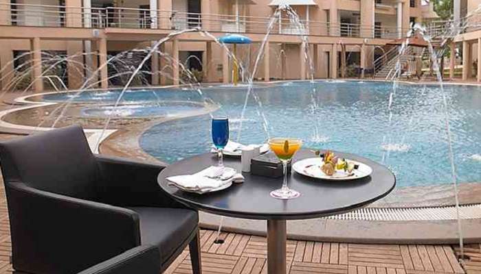 Vue sur la piscine de l'hôtel Royal Orchid Central Kireeti, l'un des hôtels 4 étoiles de Hampi pour un séjour luxueux