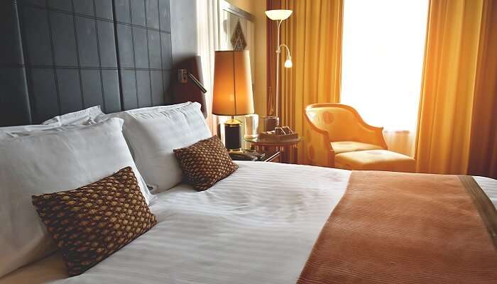 Un lit double confortable dans les hôtels de Hampi pour les séjours en famille, où vous pourrez vous allonger et passer une bonne nuit de sommeil après une journée de visites.