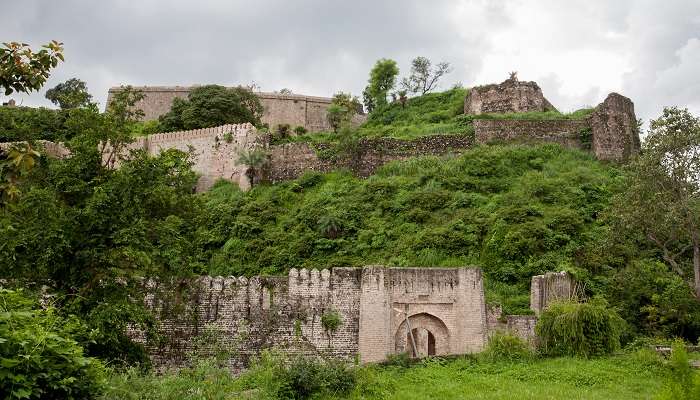 Explorez la fort de Kangra, c'est l'une des meilleur lieux à visiter à l'Himachal Pradesh