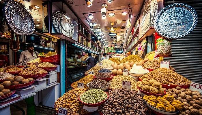 Khari Baoli est le plus grand marché de gros d'épices d'Asie où vous pouvez acheter des condiments lors de vos achats à Chandni Chowk.