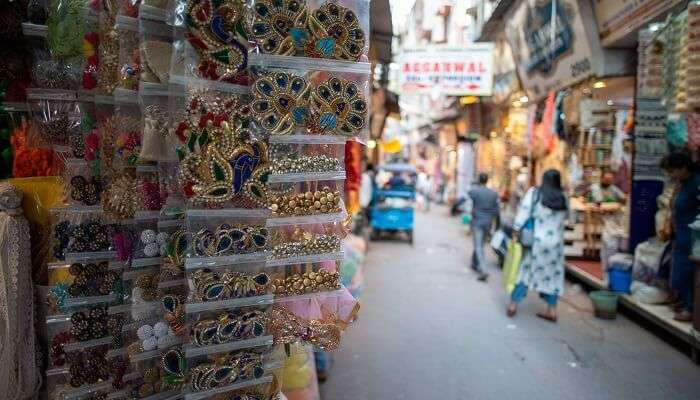 Kinari Bazaar fait partie des endroits célèbres de Chandni Chowk pour acheter des objets de décoration.