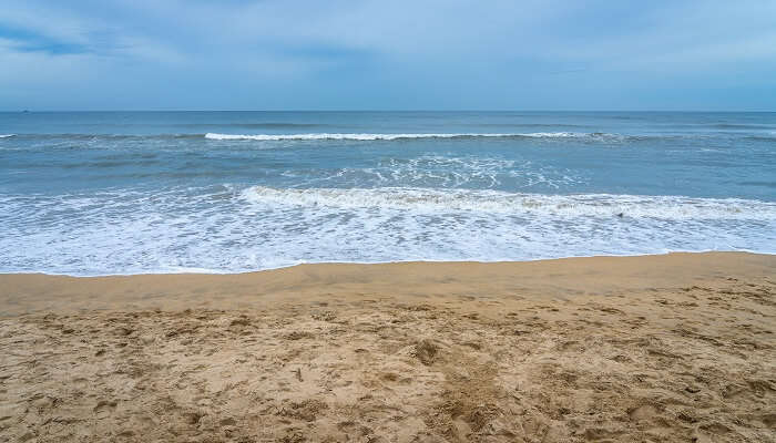 La vue magnifiques de la plage d'Elliots, c'est l'une des meilleur  Lieux à visiter à Chennai