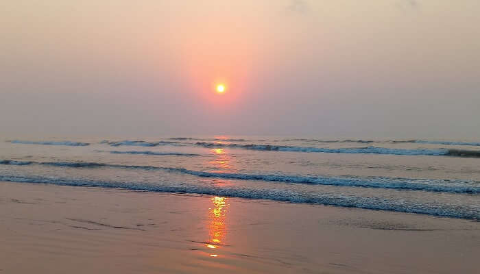 La vue du coucher du soleil de la plage de Machilipatnam,