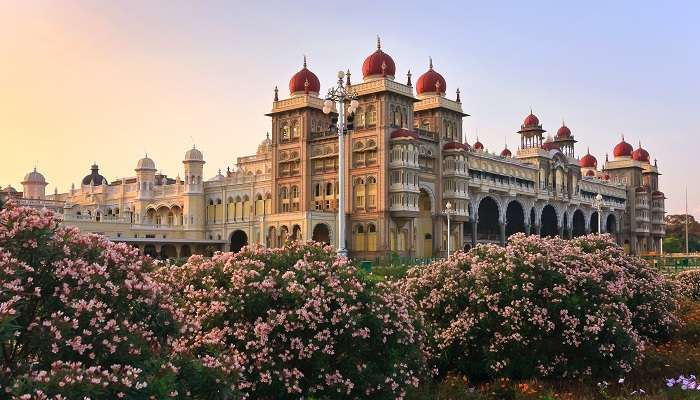 Le célèbre palais de Mysore, c'est l'une des meilleurs endroits touristiques à Karnataka 