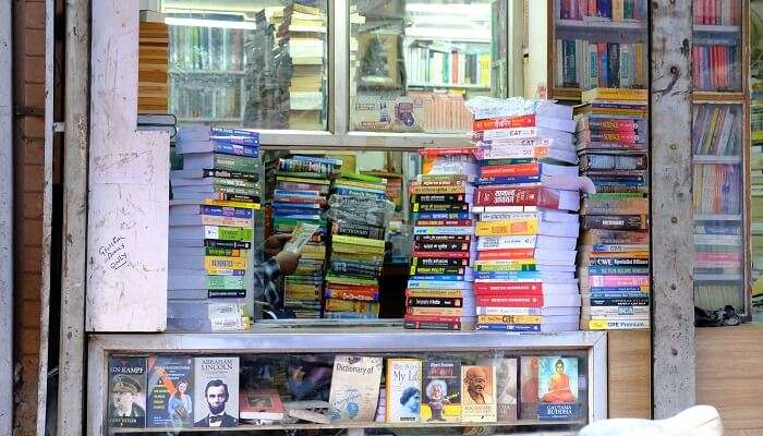 Vue de face d'une librairie à Nai Sarak, pour faire du shopping de livres et de papeterie à Chandni Chowk Delhi.