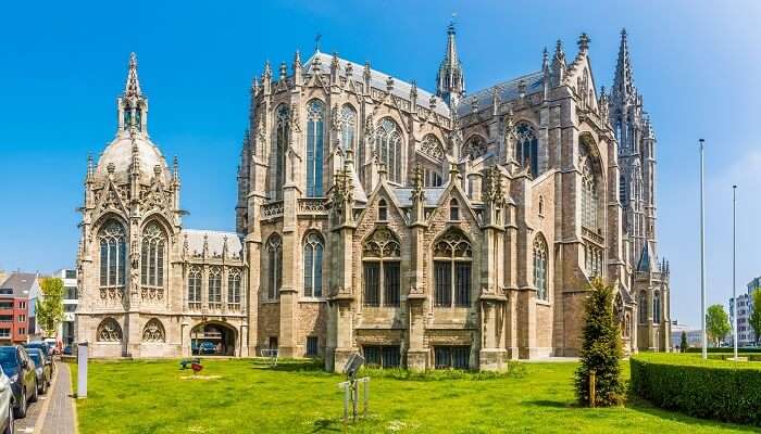 La belle vue de l'église Saint-Pierre-et-Paul, l'une des meilleur  lieux à visiter en Belgique