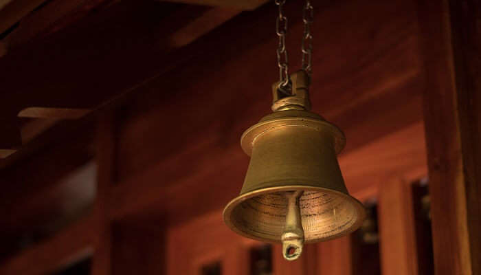Une cloche métallique traditionnelle en cuivre et en laiton utilisée dans les temples