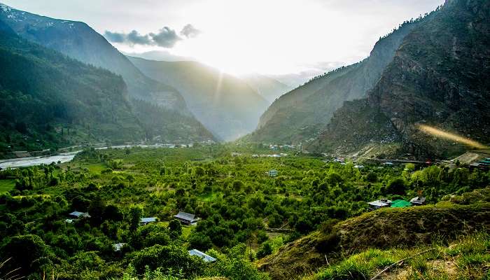 Un coucher de soleil brumeux dans la vallée de Sangla, c'est l'une des meilleur lieux à visiter à l'Himachal Pradesh