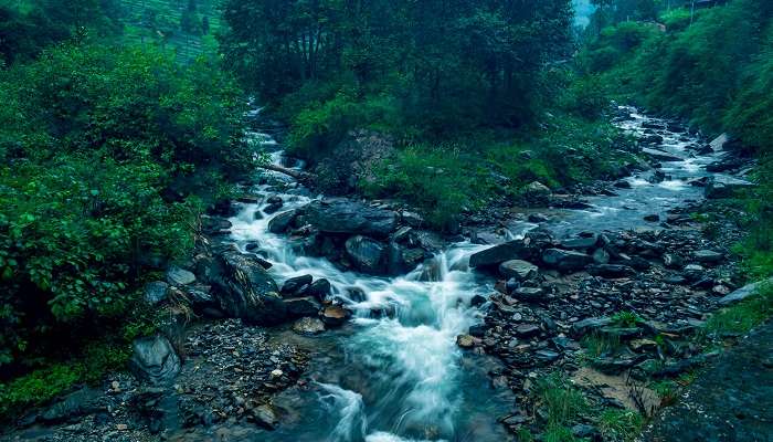 la belle vue sur la petite cascade entre les montagnes de Shoja, c'est l'une des meilleur lieux à visiter à l'Himachal Pradesh