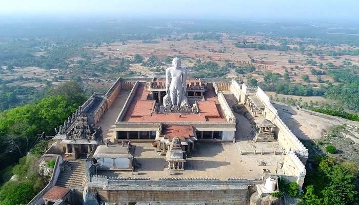 Shravanabelagola, c'est l'une des  meilleurs endroits à visiter à Karnataka