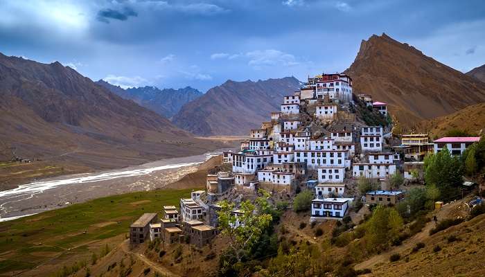 Beauté à couper le souffle de l'ancien monastère tibétain de la vallée de Spiti