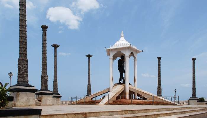 Explorez La belle Statue du Mahatma Gandhi à Pondichéry