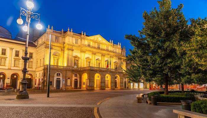 Une vue nocturne imprenable sur le Teatro Alla Scala, l'un des meilleurs endroits à visiter à Milan en 1 journée