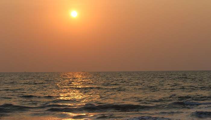 la vue du coucher de soleil sur la plage d'Udupi, c'est la Lieux célèbres dans le Karnataka