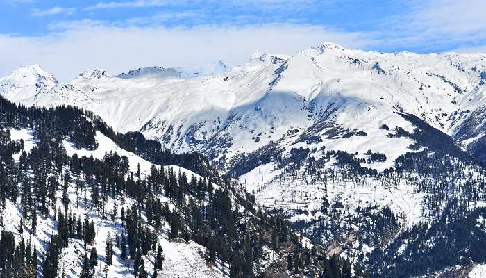 La belle vue sur la vallée de Solang, c'est l'une des meilleur lieux à visiter à l'Himachal Pradesh
