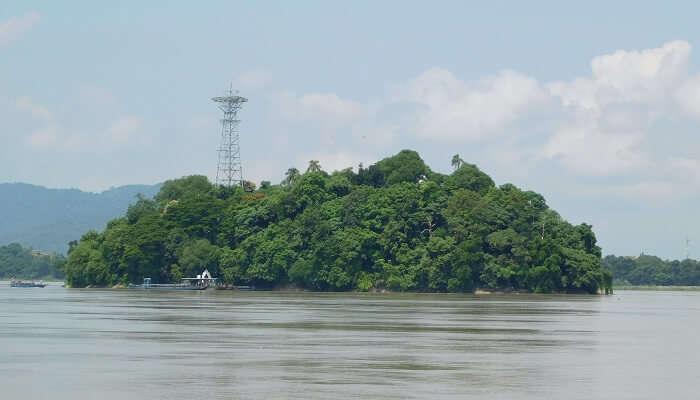 उमानंद द्वीप जून में असम में घूमने के लिए स्थान में से एक है
