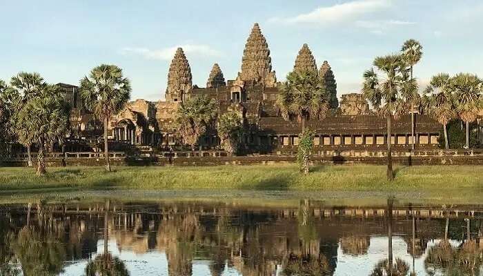 कंबोडिया पर्यटकों के बीच घूमने के लिए लोकप्रिय स्थान है