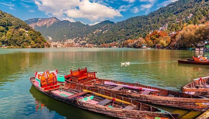 नैनीताल और रानीखेत उत्तराखंड को लोकप्रिय स्थान है