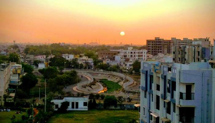 La vue magnifique du coucher de soleil sur la ville d'Ahmedabad