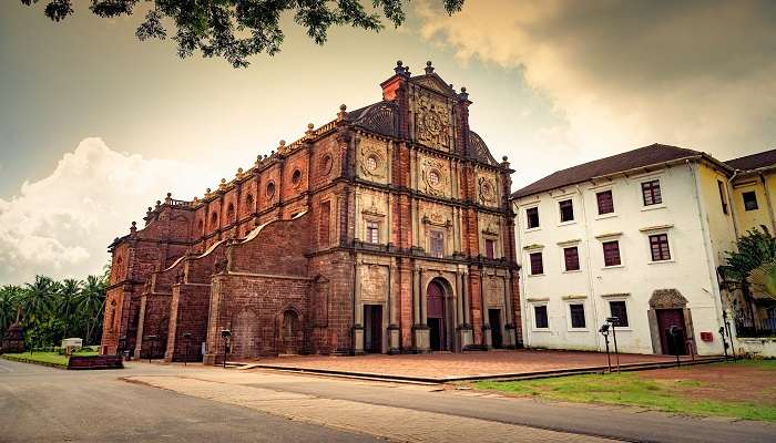 Ancienne basilique de l'église de Bom Jesus à Goa,  c'est l'une des meilleur  endroits à visiter à Goa