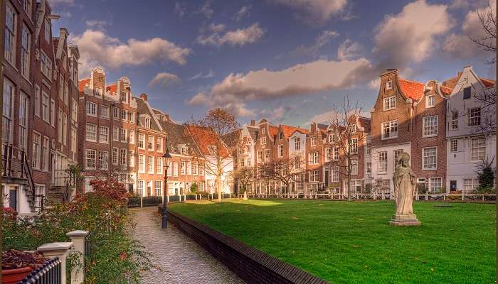 Begijnhof, c'est l'une des meilleur lieux à visiter à Amsterdam