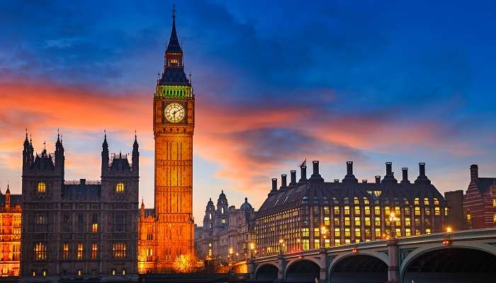 La vue magnifique de vue nocturne de Big Ben, c'est l'une des meilleur lieux  à visiter à Londres