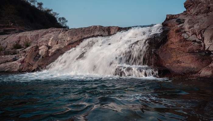 La magnifiques de cascades de Jhanjhari, c'est l'une des meilleur lieux à visiter à Gujarat