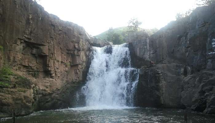 La vue incroyable de cascades de Zarwani, c'est l'une des meilleur lieux à visiter à Gujarat