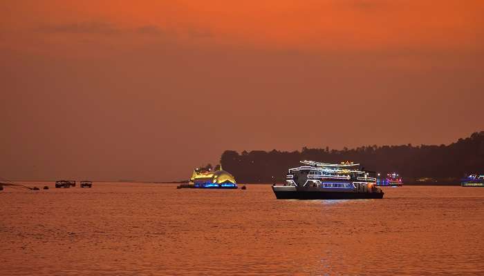 Navires de casino naviguant dans la rivière Mandovi à Goa pendant le coucher du soleil