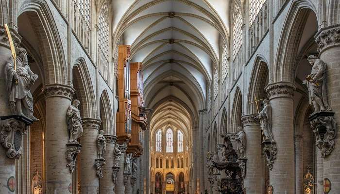 Cathédrale Saint-Michel-et-Gudule, l'une des meilleur lieux touristiques  à Bruxelles