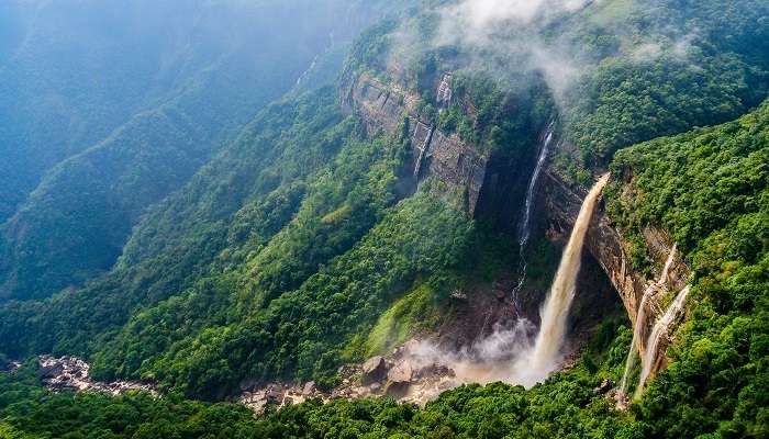 Vue magnifique sur les chutes de Nohkalikai à Cherrapunji, c'est l'une des meilleur lieux à visiter en Inde