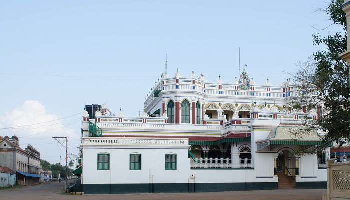 La palais de Chettinad, c'est l'une des meilleur   endroits touristiques à Tamil Nadu