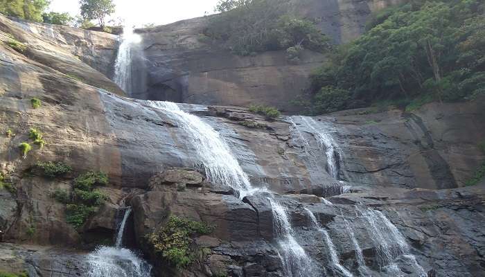 La chutes a Courtallam, c'est l'une des meilleur  endroits touristiques à Tamil Nadu