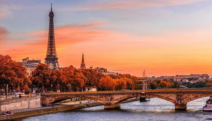 Vue du coucher du soleil sur la Tour Eiffel et la Seine à Paris,