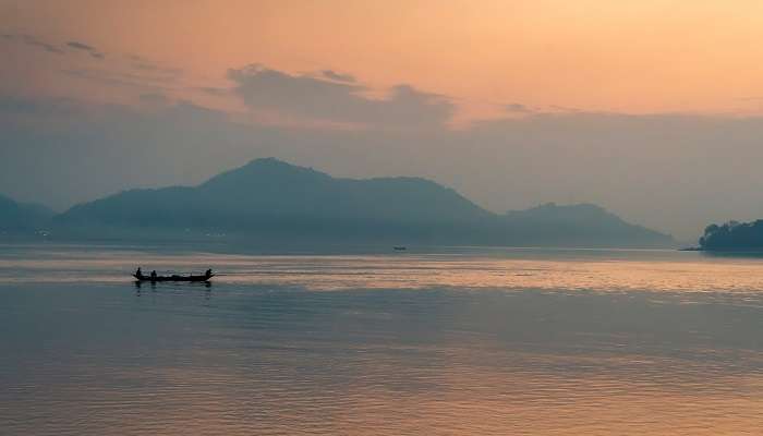 Vue du coucher du soleil avec des bateaux sur le rivière Brahmapoutre