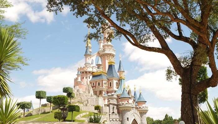Esxplorez la Disneyland de paris, c'est l'une des plus célèbre endroits à visiter à Paris