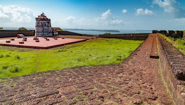 Explorez la fort d'Aguada, c'est l'une des meilleur  endroits à visiter à Goa