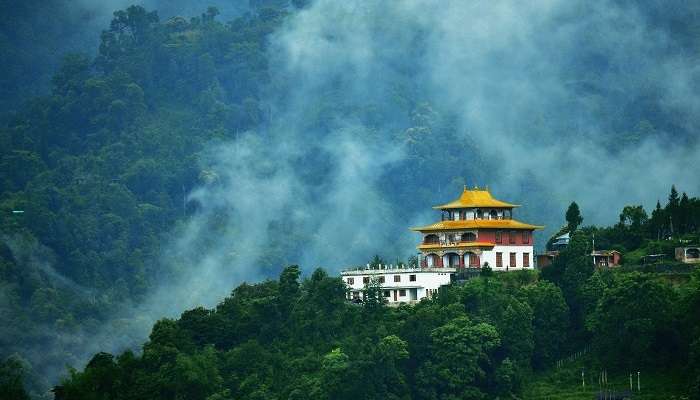 Un monastère à Gangtok entre les montagnes verdoyantes
