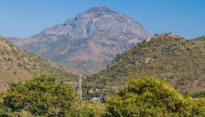 La vue magnifique de colline de Girnar, c'est l'une des meilleur lieux à visiter à Gujarat