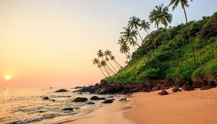 La vue magnifiques du coucher du soleil sur la plage de Goa, c'est l'une des meilleur lieux à visiter en Inde 