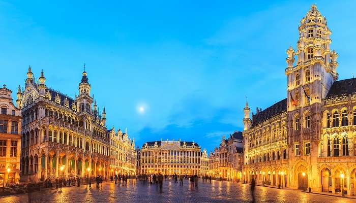 La incroyable vue nocturne  de grand Place, c'est l'une des meilleur lieux à visiter à Bruxelles  