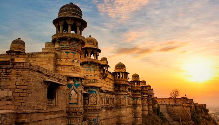 La vue magnifique coucher de soleil au fort de Gwalior, c'est l'une des meilleur lieux à visiter en Inde