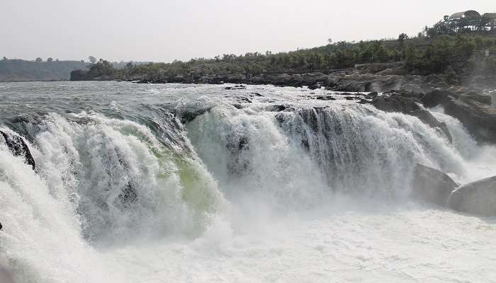 La vue incroyable de cascades de Dhunandhar, c'est l'une des meilleur lieux à visiter en Inde