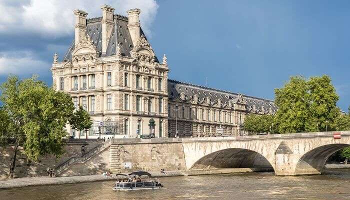La Louvre, c'est l'une des meilleur beaux endroits à visiter à Paris