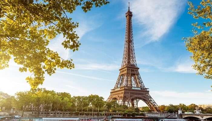 Explorez la magnifique Tour Eiffel, l'un des endroits les plus célèbres à visiter à Paris
