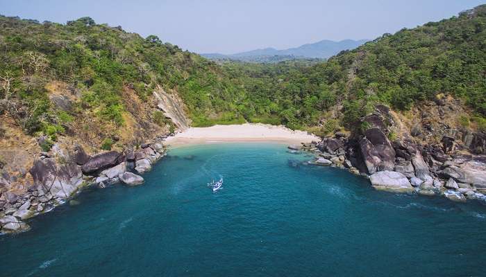 La plage aux papillons est l'un des meilleurs endroits à visiter à Goa