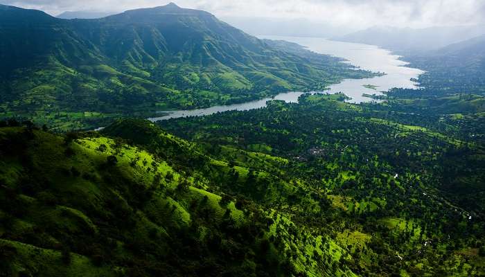 La vue de montagne verdoyante a Lonavala, c'est l'une des meilleur lieux à visiter en Inde