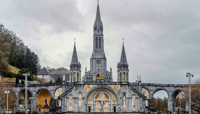 Catherdrale de Lourdes, c'est l'une des meilleur  endroits à visiter en France