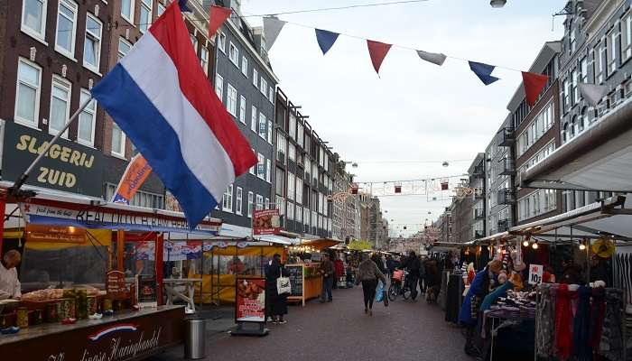 La rue de Marché Albert Cuyp, c'est l'une des meilleur endroits à visiter à Amsterdam