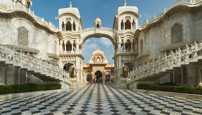 Explorez la shri krishna Temple, s'appelle Prem Mandir à Mathura, c'est l'une des meilleur lieux à visiter en Inde